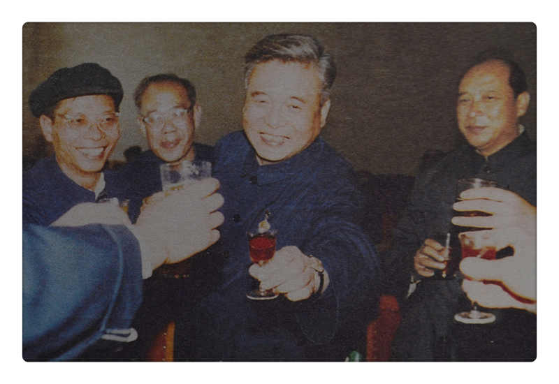 1984年10月16日，庆祝会上，邓稼先和同事们举杯祝贺