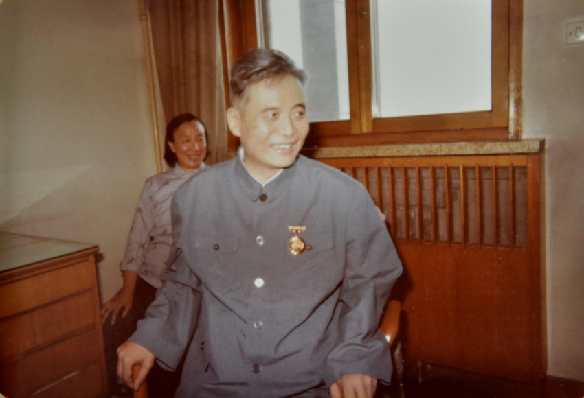 1986年7月17日，邓稼先在病房接受五一劳动奖章